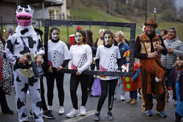 En los años 60 y 70 la mayoría de los jóvenes de Eratsun emigraba al norte de Francia para trabajar en el monte. Volvían por Navidad y regresaban con el sabor del carnaval. Todos están ya en casa.