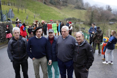En los años 60 y 70 la mayoría de los jóvenes de Eratsun emigraba al norte de Francia para trabajar en el monte. Volvían por Navidad y regresaban con el sabor del carnaval. Todos están ya en casa.