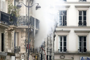 La explosión hizo temblar las ventanas y cristales y causó importantes daños materiales sobre los edificios y comercios colindantes