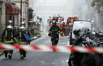 La explosión hizo temblar las ventanas y cristales y causó importantes daños materiales sobre los edificios y comercios colindantes