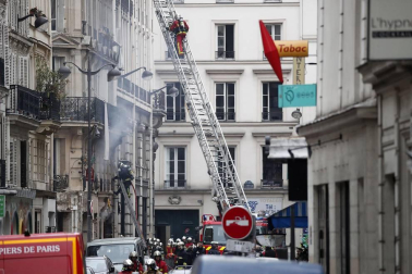 La explosión hizo temblar las ventanas y cristales y causó importantes daños materiales sobre los edificios y comercios colindantes