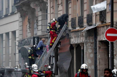 La explosión hizo temblar las ventanas y cristales y causó importantes daños materiales sobre los edificios y comercios colindantes