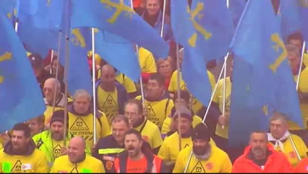 Miles de personas salen a la calle en A Coruña para tratar de parar el cierre de Alcoa