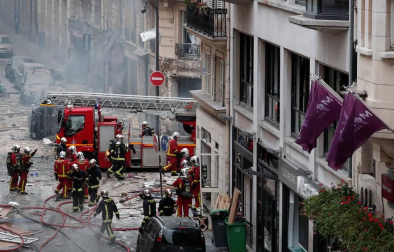 La explosión hizo temblar las ventanas y cristales y causó importantes daños materiales sobre los edificios y comercios colindantes