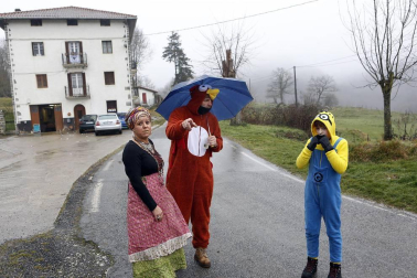 Uitzi es uno de los primeros pueblos navarros en celebrar los Carnavales. Una semana después de la festividad de los Reyes Magos, los uitzarras se disfrazan y salen a las calles
