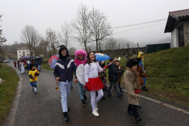 Uitzi es uno de los primeros pueblos navarros en celebrar los Carnavales. Una semana después de la festividad de los Reyes Magos, los uitzarras se disfrazan y salen a las calles