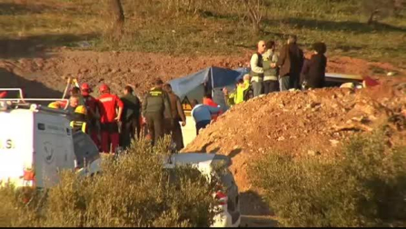 Un derrumbe de tierra complica el rescate del menor caído a un pozo en Málaga