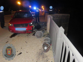 Un conductor ebrio ha derribado una farola del puente del Ebro en Tudela