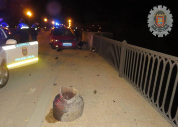 Un conductor ebrio ha derribado una farola del puente del Ebro en Tudela