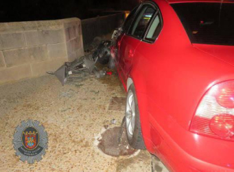 Un conductor ebrio ha derribado una farola del puente del Ebro en Tudela