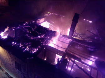 Fotos de los bomberos trabajando en el incendio que ha afectado a una vivienda en Artaiz