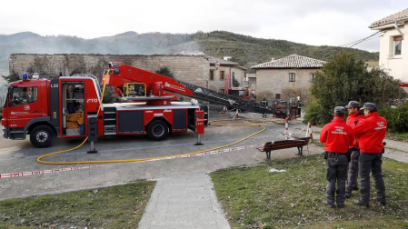 Fotos de los bomberos trabajando en el incendio que ha afectado a una vivienda en Artaiz