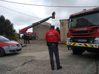 Fotos de los bomberos trabajando en el incendio que ha afectado a una vivienda en Artaiz