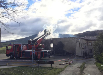 Fotos de los bomberos trabajando en el incendio que ha afectado a una vivienda en Artaiz