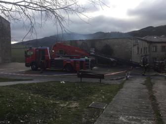 Fotos de los bomberos trabajando en el incendio que ha afectado a una vivienda en Artaiz