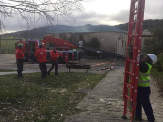 Fotos de los bomberos trabajando en el incendio que ha afectado a una vivienda en Artaiz