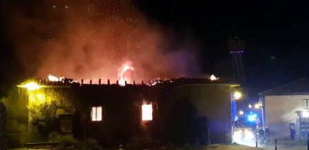 Fotos de los bomberos trabajando en el incendio que ha afectado a una vivienda en Artaiz