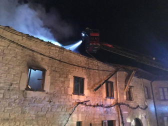 Fotos de los bomberos trabajando en el incendio que ha afectado a una vivienda en Artaiz
