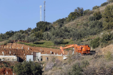 Segundo día de trabajos para hallar al niño que cayó a un pozo en Málaga