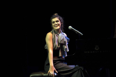 La ganadora de 'Operación Triunfo' ofreció este jueves, 4 de octubre, un concierto en el teatro pamplonés, acompañada por la Free Fall Band