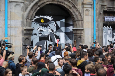 El movimiento okupa desalojado este viernes del Palacio de Marqués de Rozalejo en Pamplona ha celebrado una asamblea en la plaza del Castillo a la que han acudido varios cientos de personas y tras la que ha comenzado una 'kalejira' que ha sido frenada en diferentes puntos por la Policía Nacional