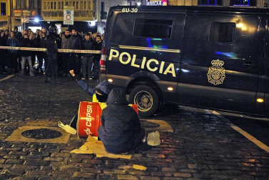 Jóvenes simpatizantes del gaztetxe cortaron el tráfico durante tres horas este jueves, 17 de enero, en una nueva protesta contra el desalojo del Palacio del Marqués de Rozalejo.