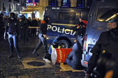 Jóvenes simpatizantes del gaztetxe cortaron el tráfico durante tres horas este jueves, 17 de enero, en una nueva protesta contra el desalojo del Palacio del Marqués de Rozalejo.