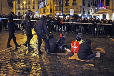 Jóvenes simpatizantes del gaztetxe cortaron el tráfico durante tres horas este jueves, 17 de enero, en una nueva protesta contra el desalojo del Palacio del Marqués de Rozalejo.
