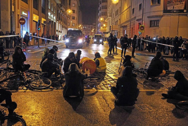 Jóvenes simpatizantes del gaztetxe cortaron el tráfico durante tres horas este jueves, 17 de enero, en una nueva protesta contra el desalojo del Palacio del Marqués de Rozalejo.