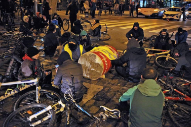 Jóvenes simpatizantes del gaztetxe cortaron el tráfico durante tres horas este jueves, 17 de enero, en una nueva protesta contra el desalojo del Palacio del Marqués de Rozalejo.