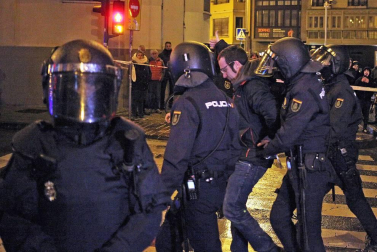 Jóvenes simpatizantes del gaztetxe cortaron el tráfico durante tres horas este jueves, 17 de enero, en una nueva protesta contra el desalojo del Palacio del Marqués de Rozalejo.