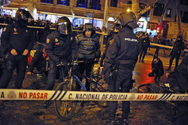 Jóvenes simpatizantes del gaztetxe cortaron el tráfico durante tres horas este jueves, 17 de enero, en una nueva protesta contra el desalojo del Palacio del Marqués de Rozalejo.