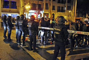 Jóvenes simpatizantes del gaztetxe cortaron el tráfico durante tres horas este jueves, 17 de enero, en una nueva protesta contra el desalojo del Palacio del Marqués de Rozalejo.