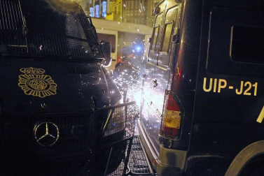 Jóvenes simpatizantes del gaztetxe cortaron el tráfico durante tres horas este jueves, 17 de enero, en una nueva protesta contra el desalojo del Palacio del Marqués de Rozalejo.