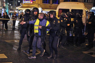 Jóvenes simpatizantes del gaztetxe cortaron el tráfico durante tres horas este jueves, 17 de enero, en una nueva protesta contra el desalojo del Palacio del Marqués de Rozalejo.