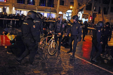 Jóvenes simpatizantes del gaztetxe cortaron el tráfico durante tres horas este jueves, 17 de enero, en una nueva protesta contra el desalojo del Palacio del Marqués de Rozalejo.