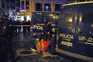 Jóvenes simpatizantes del gaztetxe cortaron el tráfico durante tres horas este jueves, 17 de enero, en una nueva protesta contra el desalojo del Palacio del Marqués de Rozalejo.
