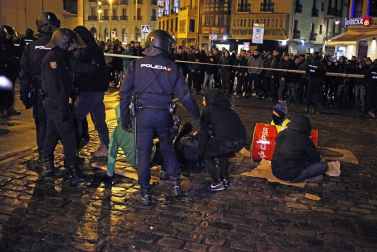 Jóvenes simpatizantes del gaztetxe cortaron el tráfico durante tres horas este jueves, 17 de enero, en una nueva protesta contra el desalojo del Palacio del Marqués de Rozalejo.