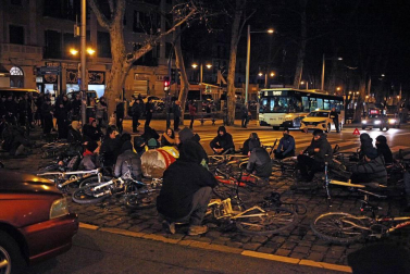 Jóvenes simpatizantes del gaztetxe cortaron el tráfico durante tres horas este jueves, 17 de enero, en una nueva protesta contra el desalojo del Palacio del Marqués de Rozalejo.