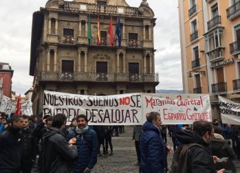 Miles de personas respaldan el gaztetxe Maravillas por las calles de Pamplona