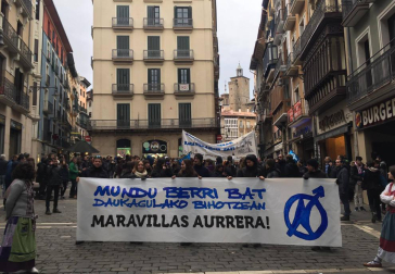 Miles de personas respaldan el gaztetxe Maravillas por las calles de Pamplona
