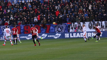 Imágenes del partido Osasuna-Mallorca disputado en El Sadar.