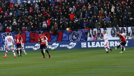 Imágenes del partido Osasuna-Mallorca disputado en El Sadar.