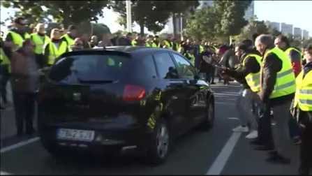 Tensión entre los taxistas y los mossos a las puertas del Parlament