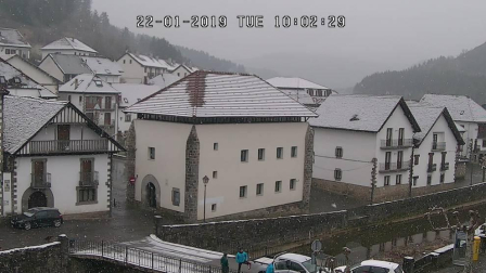La nieve comienza a cuajar en Navarra y por la tarde se prevé que llegue a Pamplona