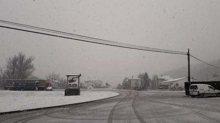 La nieve ha cuajado ya en el norte de Navarra y por la noche se prevé que llegue a Pamplona