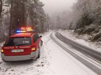 La nieve comienza a cuajar en Navarra y por la tarde se prevé que llegue a Pamplona