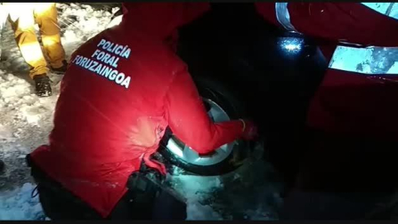 Agente de la Policía Foral en Elizondo, al rescate de un coche atrapado en la nieve