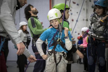 Un total de 104 chavales se iniciaron el sábado pasado en el rocódromo Rocópolis de Berrioplano