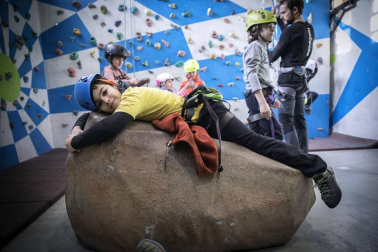 Un total de 104 chavales se iniciaron el sábado pasado en el rocódromo Rocópolis de Berrioplano